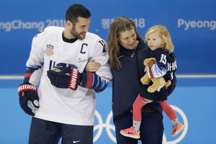 Ameriški kapetan Brian Gionta - s 170 centimetri najmanjši in z 39 leti drugi najstarejši hokejist. | Foto: Reuters