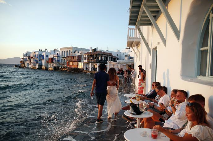 Mikonos, Grčija | Turisti so zgroženi nad visokimi cenami hrane in pijače. Na fotografiji je bar na Mikonosu. | Foto Guliverimage