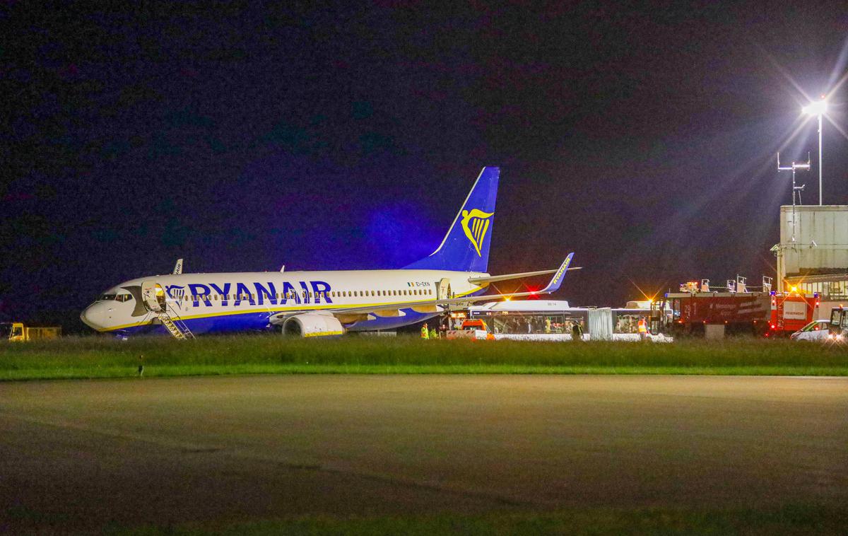 Ryanair, zasilni pristanek, Nemčija, potniki | Letalo so prizemljili, potnikom pa organizirali nadomestni prevoz.  | Foto Reuters