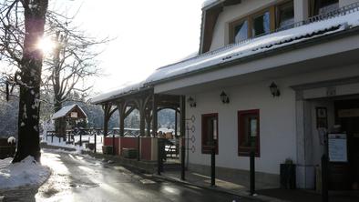 Gostilna Dobnikar: sneženo popoldne s kolinami in štruklji