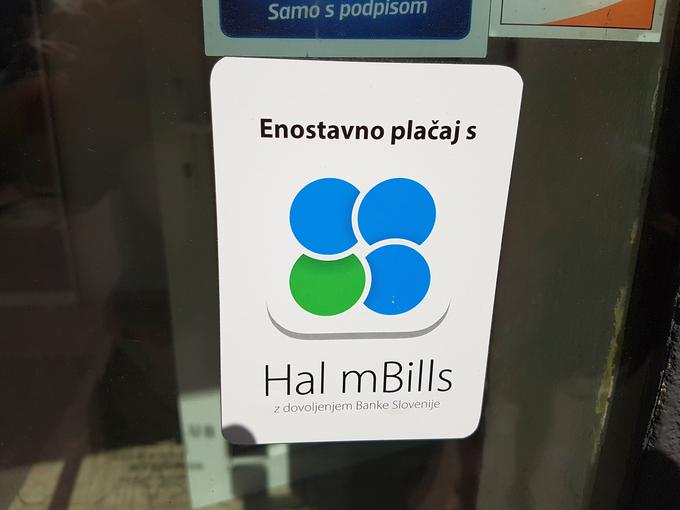 Prodajna mesta, kjer sprejemajo Hal mBills, so označena z nalepkami, podobno, kot smo vajeni pri plačilnih karticah ali sistemu Moneta. | Foto: Srdjan Cvjetović