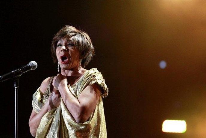 Legendarna Shirley Bassey prvič na Oskarjih