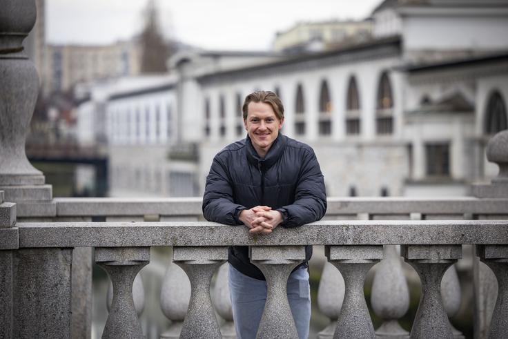 Na predavanju v Sloveniji je bil presenečen, saj si tukaj študenti upajo soočiti mnenja s profesorji in z njimi razpravljajo. "Na to nisem bil navajen. Tega v Ameriki študenti ne počnejo, ampak profesorje samo poslušajo, razen če rešujejo matematični račun in vprašajo profesorja za pomoč, v nasprotnem primeru pa ne," pove Arnold. | Foto: Bojan Puhek