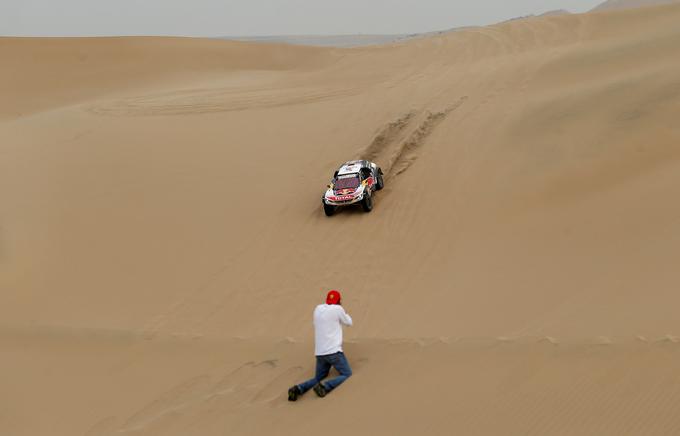 Za zvezdnika relija Sebastiena Loeba je letošnjega relija Dakar konec. | Foto: Reuters