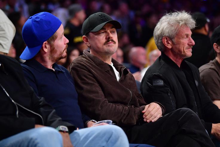 V dvorani Crypto.com so zadnje srečanje Lakersov v tej sezoni spremljali tudi filmski zvezdniki Kevin Connolly, Leonardo DiCaprio in Sean Penn. | Foto: Reuters