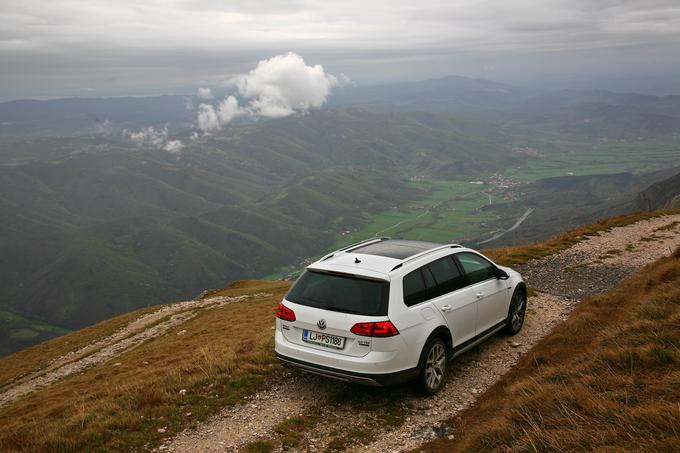 Golf alltrack: družinski avtomobil za nedeljske izlete po cestah, ki jih na običajnih zemljevidih ni. | Foto: Vinko Kernc
