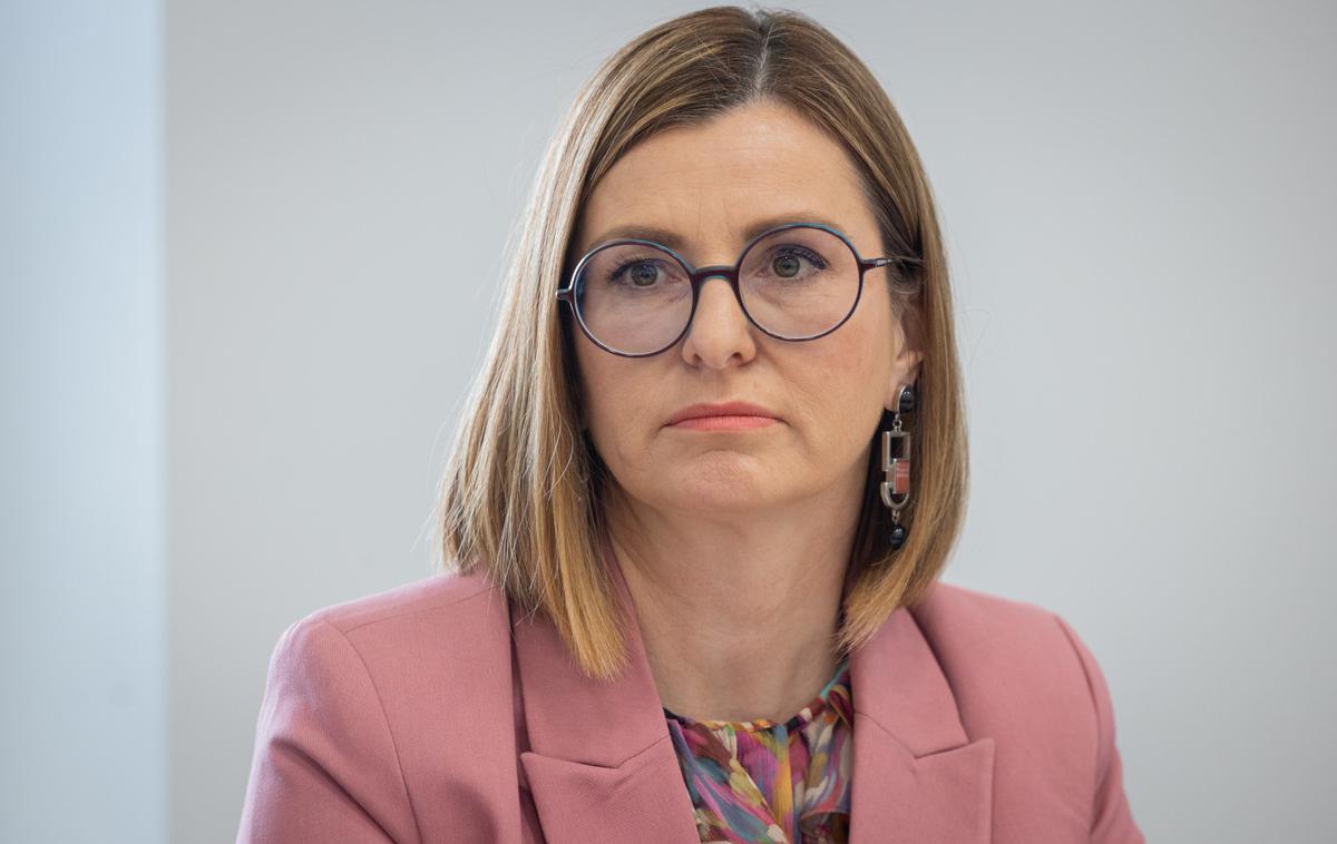 Simona Felser | "Verjamem, da bodo prihodnji koraki agencije potekali na trdnih strokovnih temeljih in da bo agencija tudi v prihodnje ostala pomemben akter v nacionalnem prostoru prometne varnosti. Moja zavezanost ciljem iz resolucije o nacionalnem programu varnosti cestnega prometa za obdobje 2023–2030 ostaja – kot državljanka in kot strokovnjakinja, ki ji je področje prometne varnosti še naprej iskreno pomembno," je v odstopni izjavi med drugim zapisala Simona Felser. | Foto STA