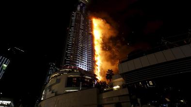 Razkošni, 300-metrski hotel v Dubaju zajel velik požar (video)