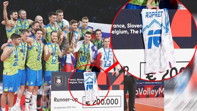 Ganljiva poteza srebrnih odbojkarjev, ki odmeva #foto