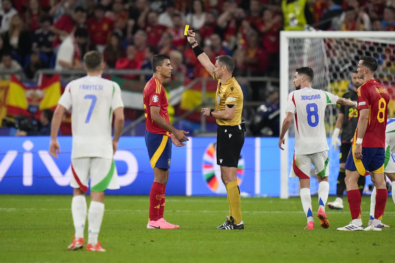 Il grande derby è stato arbitrato dall'arbitro sloveno Slavko Vinčič. | Foto: Gulliverimage