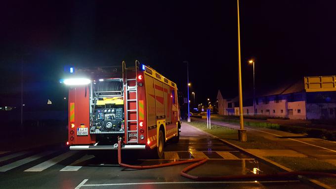 Sredi noči so po Vrhniki vozili praktično le še gasilci in policisti. | Foto: Gregor Pavšič