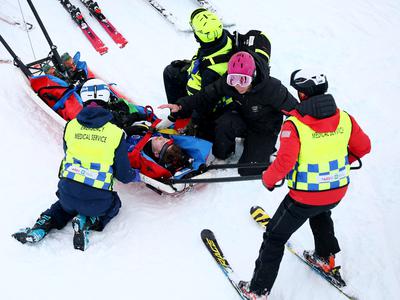 Nov hud padec na olimpijskih igrah: 19-letnik močno udaril ob snežno podlago