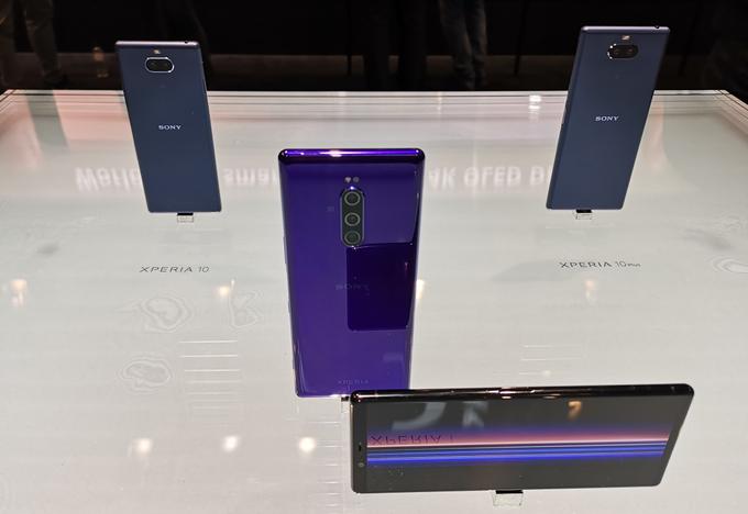 Sonyjevi novi pametni telefoni so si na prvi pogled precej podobni, a najbolj premijski model Xperia 1 izdaja trojni fotoaparat.  | Foto: Srdjan Cvjetović