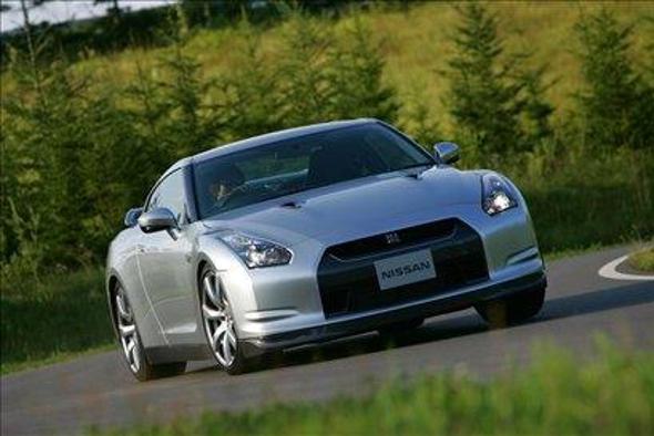 Nissan GT-R stoji na Dunlopovih pnevmatikah