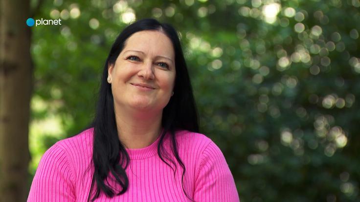 Po nekaj poskusih izmikanja vprašanju je Marjetka vendarle dejala: "Ja, zakonsko dolžnost je treba opravljati, kajne? Tako pravijo." | Foto: Planet TV