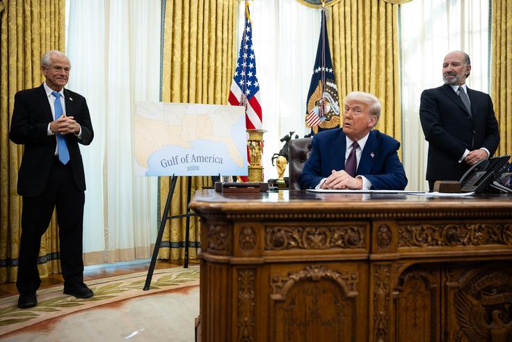 Navarro je v novi Trumpovi administraciji postal višji svetovalec za trgovino in industrijo ter velja za arhitekta Trumpove carinske vojne proti drugim državam na svetu. Čeprav Trump poudarja, da gre za vzajemne carine, pa so bile ameriške carine proti drugim državam izračunane na podlagi ameriškega trgovinskega primanjkljaja s posamezno državo. Najbolj izpostavljeni obraz zagovarjanja Trumpove carinske politike je minister za trgovino Howard Lutnick (desno ob Trumpu). | Foto: Guliverimage