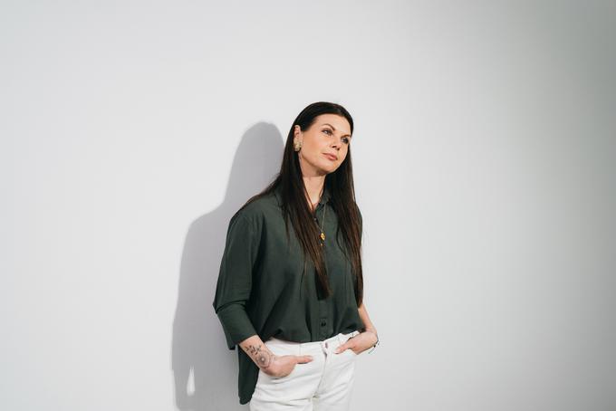 Voditeljica Eva Cimbola je bila v Spotkastu oblečena v oblačila RED by MANA. | Foto: Jan Lukanović