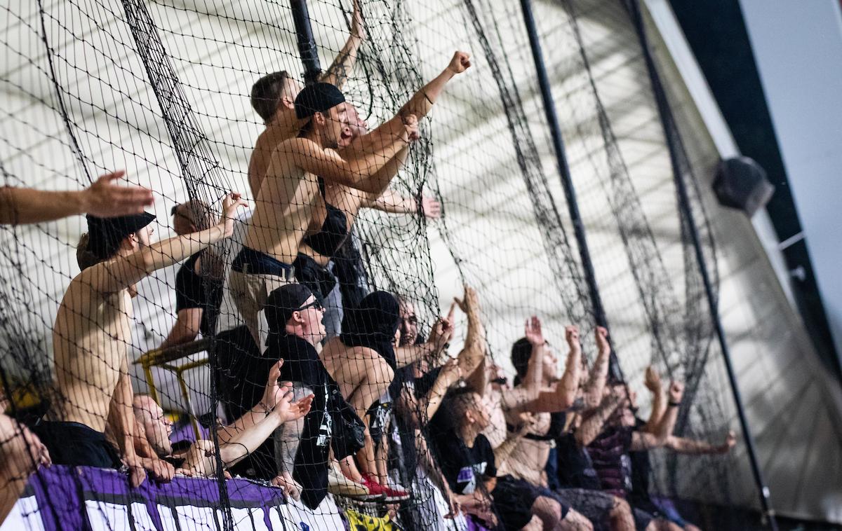 Viole Maribor Urartu | Trener NK Maribor Simon Rožman se je zahvalil navijačem za glasno podporo. "Nosili so nas v trenutkih, ko nam ni vse steklo po željah," je povedal po tekmi. | Foto Blaž Weindorfer/Sportida