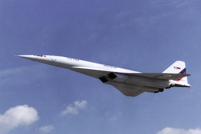 Tupoljev Tu-144 | Sovjetski tupoljev tu-144 je prvič poletel 31. decembra 1968 in za nekaj več kot dva meseca prehitel krstni polet francosko-britanskega concorda, ki pa se mu je nato kasneje smejalo precej bolj, saj je njegova kariera potniškega prevoznika trajala kar 22 let dlje. Na tej fotografiji je sicer eden od predelanih modelov tu-144, ki jih je po komercialni upokojitvi letala v raziskovalne namene med drugim uporabljala tudi ameriška vesoljska agencija Nasa.  | Foto Wikimedia Commons