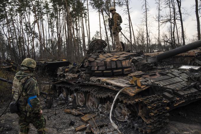 Po uradnih podatkih je imela Ukrajina pred vojno 3.309 oklepnih vozil, od tega 2.596 tankov, Rusija pa 15.875 oklepnih vozil, od tega 12.420 tankov. Premoč Rusije je bila na papirju očitna. Glavni del ruskih tankovskih sil so predstavljali posodobljeni tanki T-72, proti Ukrajini so rohneli tudi T-90. Toda ukrajinske sile so s pomočjo zahodnega lahkega protioklepnega orožja, kot so ameriški javelini in britanski NLAW, uspešno uničevale ruske tanke (na fotografiji je uničeni ruski tank). Po podatkih londonskega Mednarodnega inštituta za strateške študije (IISS) je Rusija v devetih mesecih vojne v Ukrajini izgubila skoraj polovico tankov, ki jih je imela pred napadom. Dogajanje v Ukrajini v prvih dneh vojne, ko so Ukrajinci z lahkimi raketometi uničevali ruske tanke, je zlasti nekatere v Sloveniji spomnilo na desetdnevno osamosvojitveno vojno leta 1991, ko sta teritorialna obramba in policija uničevali oklepnike Jugoslovanske ljudske armade (JLA). | Foto: Guliverimage/Vladimir Fedorenko