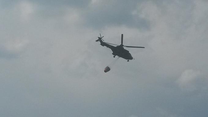 Gasilcem je v boju z ognjem pomagal tudi vojaški helikopter. Foto: Gasilska enota Nova Gorica | Foto: 