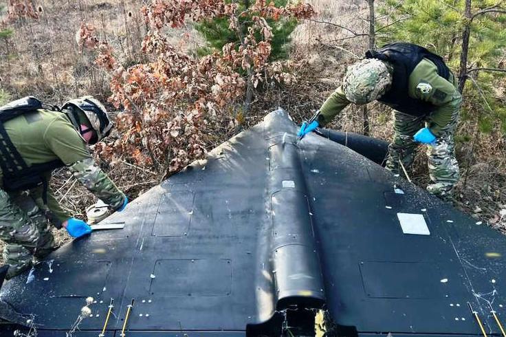 Eden od ruskih dronov, ki je leta 2024 strmoglavil v bližini Vinice v Ukrajini.  | Foto: Ukrajinska policija