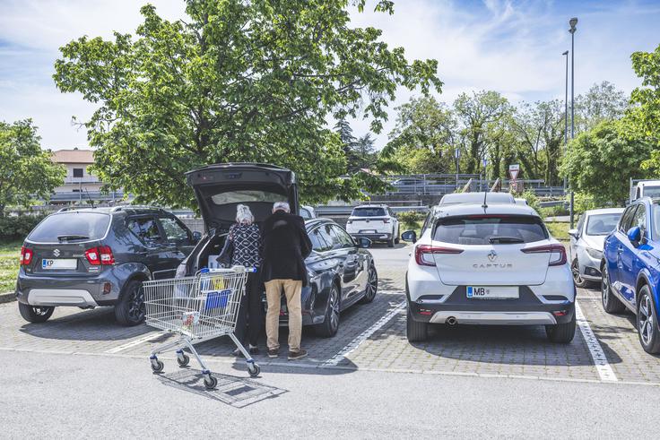 Parkirišče pred Familo in Eurospinom v Miljah.  | Foto: Ana Kovač