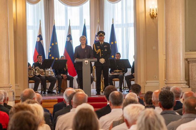 Nataša Pirc Musar | "Med tistimi, ki so v prelomnih trenutkih prevzeli odgovornost, so bili pripadnice in pripadniki Teritorialne obrambe, organov za notranje zadeve in milice ter različnih struktur civilne obrambe in družbe. Bili so mame in očetje, hčere in sinovi, sestre in bratje, vnukinje in vnuki, prijateljice in prijatelji, ki so dolžnost do domovine postavili pred lastno varnost, osebne želje in življenjske načrte," je spomnila predsednica države. | Foto Vlada RS