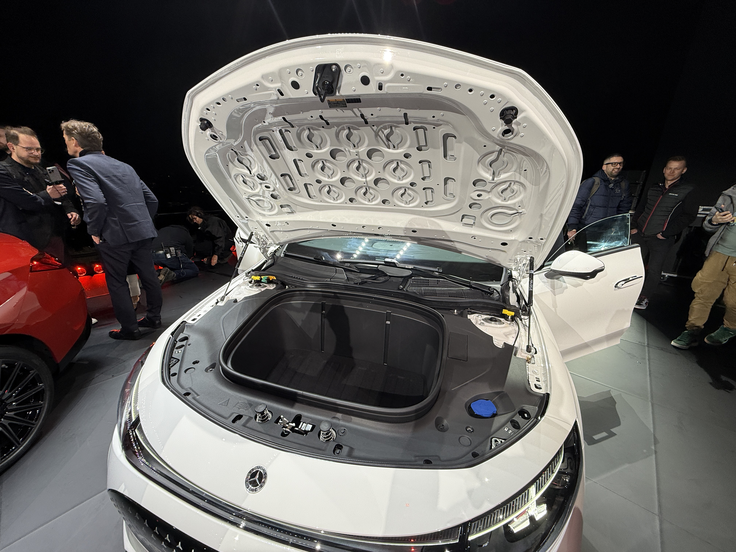 Več kot sto litrov dodatnega prtljažnega prostora spredaj v električnem CLA | Foto: Gregor Pavšič