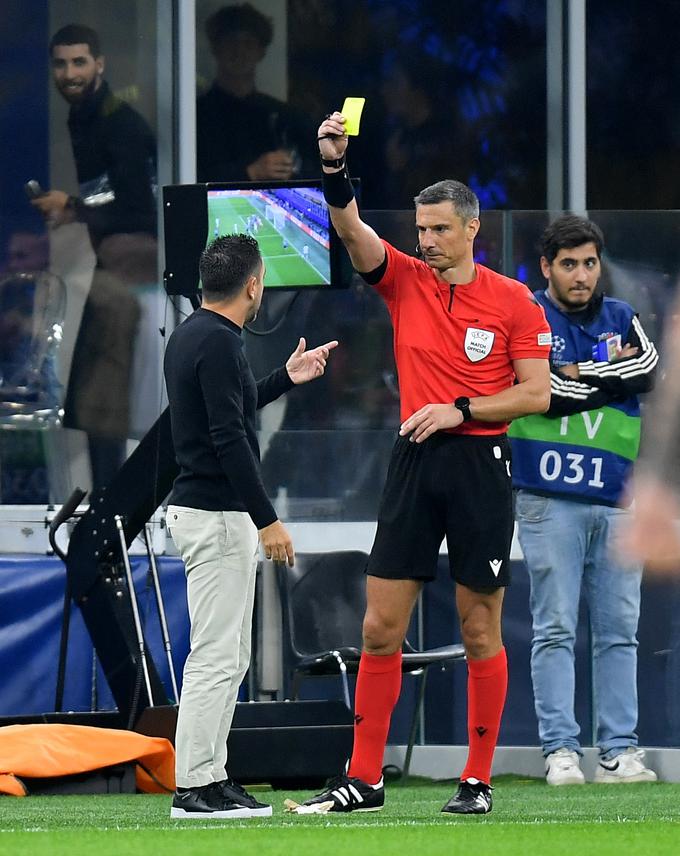 Trener Barcelone je zaradi protestov prejel rumeni karton. | Foto: Reuters
