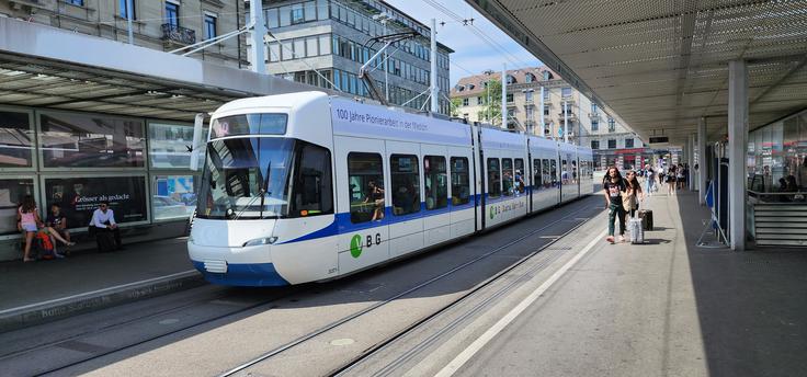 "Kljub temu pa je javni prevoz urejen verjetno skoraj najboljše v Evropi. Če se prilagodiš, se da narediti veliko. Ne smeš pa samo kritizirati, ampak se tudi organizirati in stvari skoordinirati." | Foto: Shutterstock