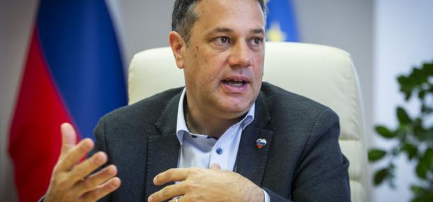 "Logar in Tonin iščeta prostor pod soncem. Ali pa poslušata Janšo." #video