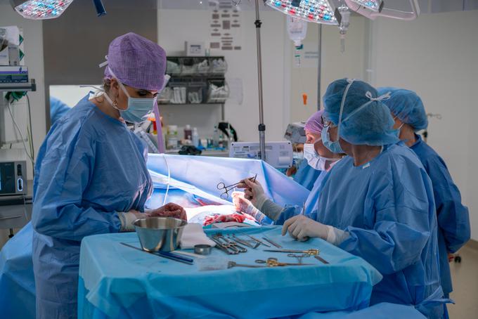 Operacija je potekala skoraj štiri ure, med njo pa so Petri odstranili več kot 1,5 kilograma tkiva. | Foto: Jan Lukanović