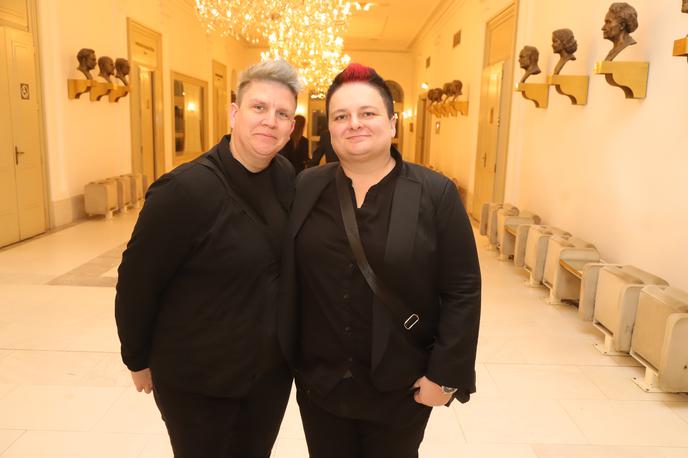 Janja Ipša: Martina Ipša, stand up komičarka |  Janja Zdolšek (Ipša) je menedžerka svoje partnerke in stand-up komičarke Martine Ipše (desno) s prepoznavno rdečo irokezo. Fotografija je nastala leta 2024. | Foto Mediaspeed