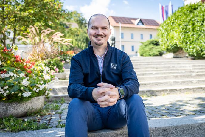 Uroš Ocepek | "Veliko ljudi, predvsem tisti, ki tudi podpirajo moj način dela kot učitelja, si v resnici želi, da ostanem v šolstvu, saj menijo, da me otroci potrebujejo. Istočasno pa se vsi zavedamo, da bi lahko učitelj z isto izobrazbo, z istimi izkušnjami drugje dobil boljše pogoje, torej tudi boljšo plačo. Jaz sicer nikoli ne govorim o tem, da nisem zadovoljen s plačo." | Foto Gaja Hanuna