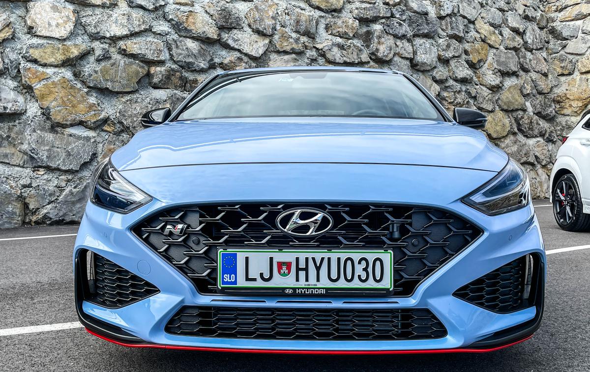 Hyundai i20 N i30 N kona N | Skoraj nemogoče je Hyundaieve modele N zgrešiti na cesti. Ne le zaradi barve, o njihovem športnem srcu in voznih lastnostih glasno govorijo tudi različni usmerjevalniki zraka in velika platišča. | Foto Gašper Pirman