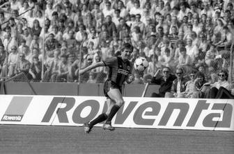 Umrl je legendarni nogometaš Eintrachta