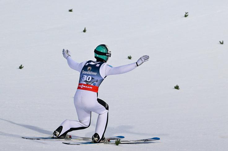 V prvi seriji je s štirih zaletnih mest nižje poletel 232 metrov, naredil telemark in še izdatneje ušel konkurenci. | Foto: Guliverimage