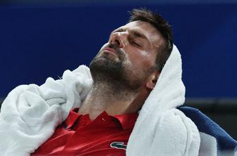 Velike skrbi: Đoković že po 12 minutah odšel z igrišča