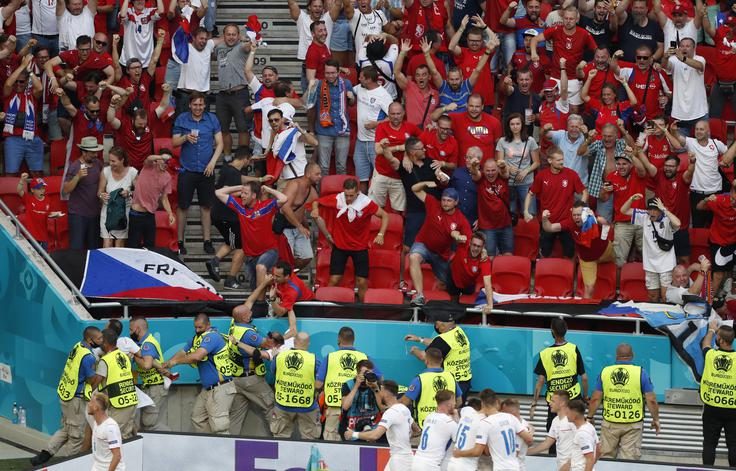 Čehi so spravili v delirij številne navijače, ki so se odpravili v Budimpešto. | Foto: Reuters