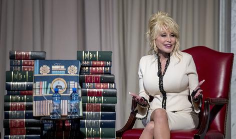 Oglasila se je Dolly Parton: Nisem še mrtva