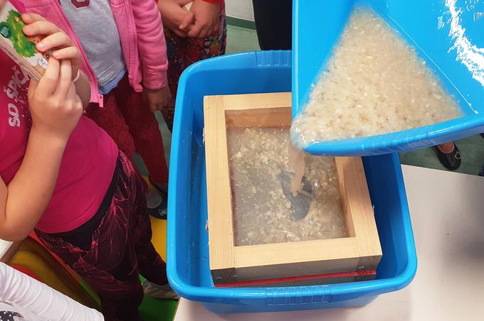 Prikaz razslojevanja embalaže Tetra Pak z mešanjem v vodi: nastane kartonska pulpa (kaša), ki jo posušijo v lepenko. Foto: OŠ Zadobrova | Foto: 