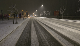 Temperatura tudi pod –10 stopinj Celzija in velika nevarnost poledice #video