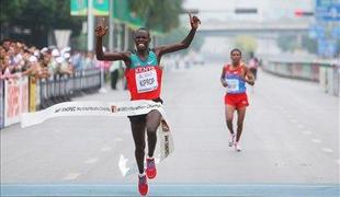 Kiprop preprečil peti zaporedni naslov Eritrejca