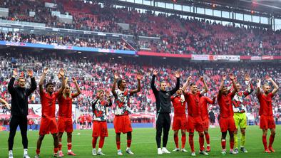 Bayern po spodrsljaju Bayerja odprl šampanjec, Zečevi do pomembne zmage