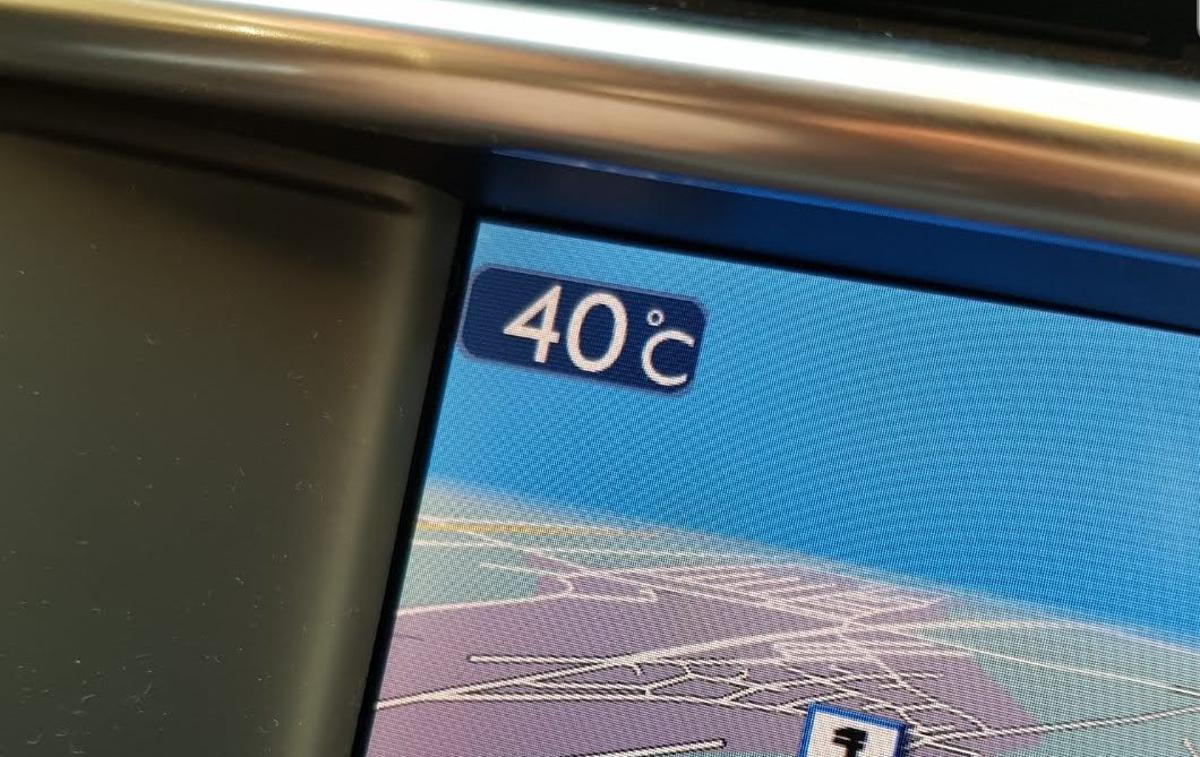Vročina v avtu | V dneh, kakršen bo današnji, lahko temperature v avtomobilih, ki so izpostavljeni soncu, hitro presežejo 40 stopinj Celzija. | Foto Matic Tomšič