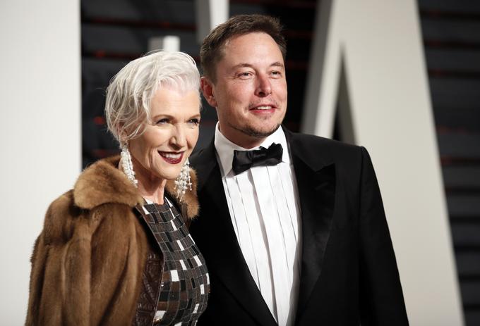 Elon Musk z materjo Maye. Ta je bila z Errolom Muskom poročena med letoma 1970 in 1979, v zakonu sta se jima ob Elonu rodila še sin Kimbal in hči Tosca. | Foto: Reuters