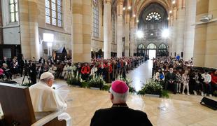Papež se je na Madžarskem srečal z revnimi in begunci