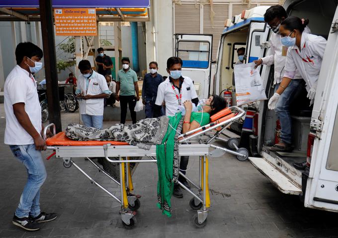 Glavni razlogi za tako hitro poslabšanje epidemiološke slike v Indiji so najverjetneje številni množični dogodki in pojav nove različice sars-cov-2 B.1.617, pri kateri gre za kombinacijo dveh različic. | Foto: Reuters