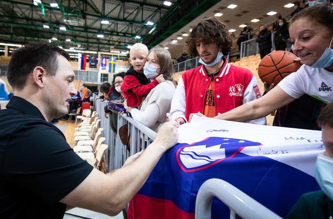 Slovenci so imeli včeraj bučno podporo s tribun. | Foto: Vid Ponikvar